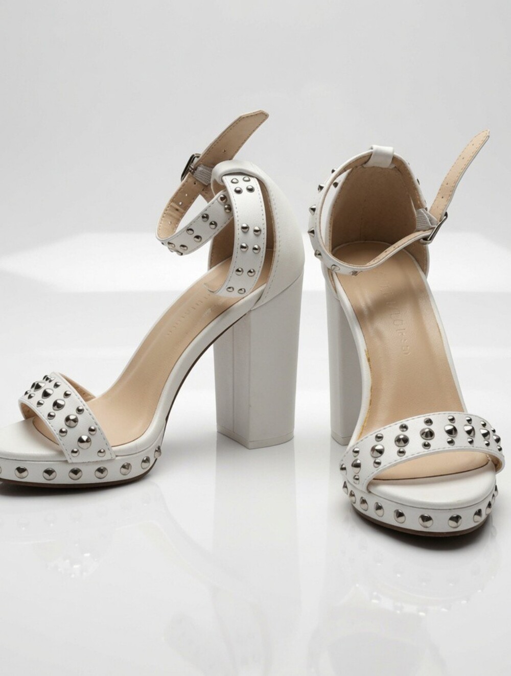 NWOT White Leather Size 7 Wild Diva Lounge 4 1/2 inch Studded Heels